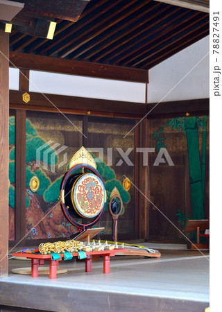 京都、伏見稲荷大社、神楽殿の雅楽の楽器 78827491