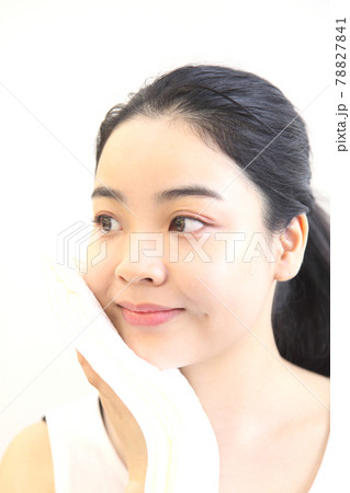 タオルを持つ気持ち良さげな可愛い女性 タオルを持つ気持ち良さげな可愛い女性 78827841