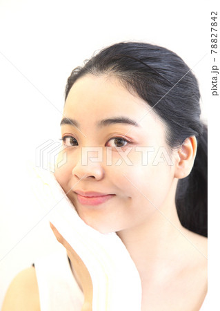 タオルを持つ気持ち良さげな可愛い女性 タオルを持つ気持ち良さげな可愛い女性 78827842