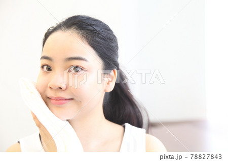 タオルを持つ気持ち良さげな可愛い女性 タオルを持つ気持ち良さげな可愛い女性 78827843