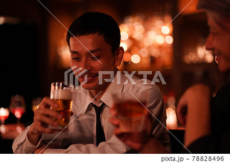 バーでお酒を飲む男性 78828496