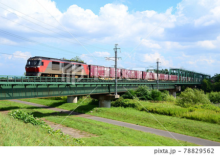 夏空のもと旭川市内の第二石狩川橋梁を渡る貨物列車 78829562