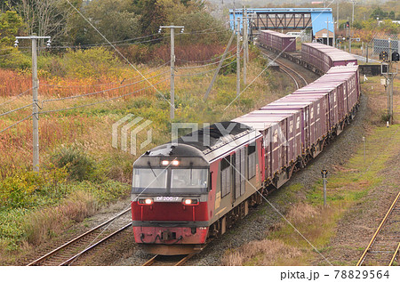 国縫駅を力行通過して札幌へ向かう貨物列車 78829564