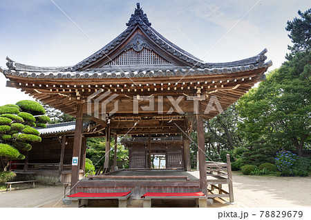 あじさい神苑で有名な兵庫県明石市の東播磨にある住吉神社の境内にある能舞台 あじさい神苑で有名な兵庫県明石市の東播磨にある住吉神社の境内にある能舞台 78829679