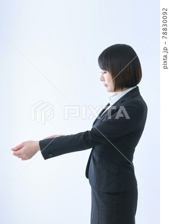 身なりを整える真剣な表情のビジネスウーマン 78830092