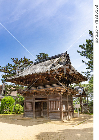 あじさい神苑で有名な兵庫県明石市の東播磨にある住吉神社の境内にある桜門の写真素材