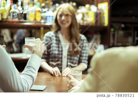 カウンターバーでお酒を提供する若い女性 カウンターバーでお酒を提供する若い女性 78830521