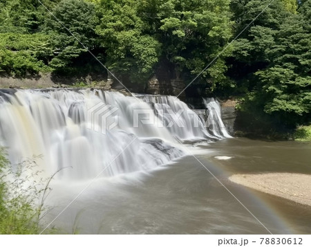 虹がかかる龍門の滝 78830612
