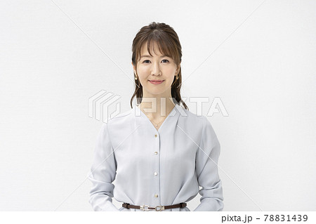 笑顔のアラサーの女性　カメラ目線　ポートレート 78831439