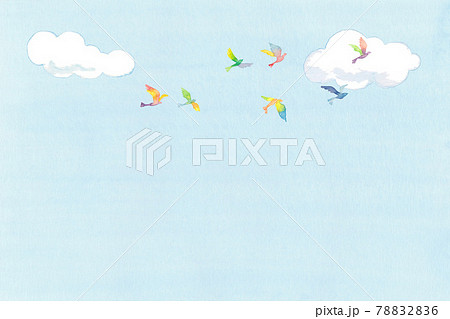虹色の鳥の群れと青空 78832836