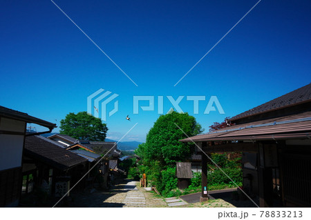 初夏の宿場町「馬籠」の空と燕 78833213