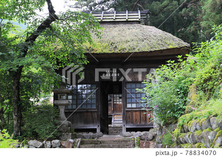 日向見薬師堂のお籠堂(町指定重要文化財) 78834070