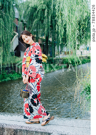 京都の街を歩く浴衣の女性 78834426