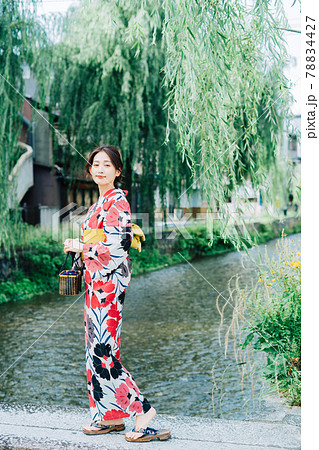 京都の街を歩く浴衣の女性 78834427
