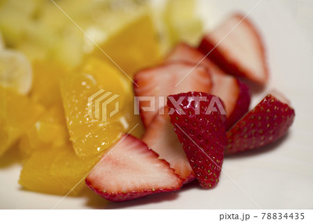 お皿の上にイチゴ、マンゴー、ミカン、が切ってあります。 お皿の上にイチゴ、マンゴー、ミカン、が切ってあります。 78834435