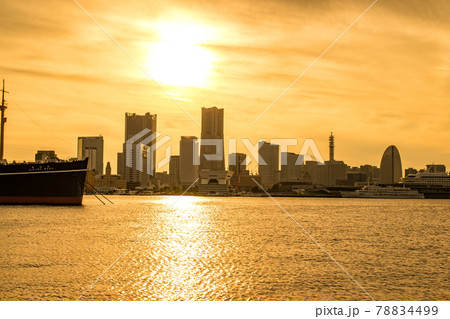 横浜みなとみらいのオレンジ色の夕陽風景 横浜みなとみらいのオレンジ色の夕陽風景 78834499