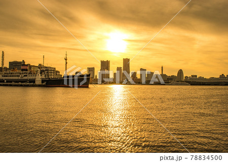 横浜みなとみらいのオレンジ色の夕陽風景 横浜みなとみらいのオレンジ色の夕陽風景 78834500