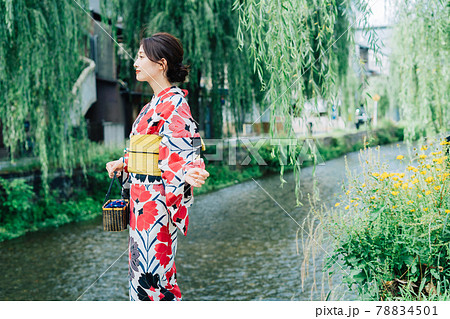 京都の街を歩く浴衣の女性 78834501