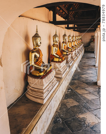Row of golden peaceful sitting buddha statue in the Thailand temple 78834979