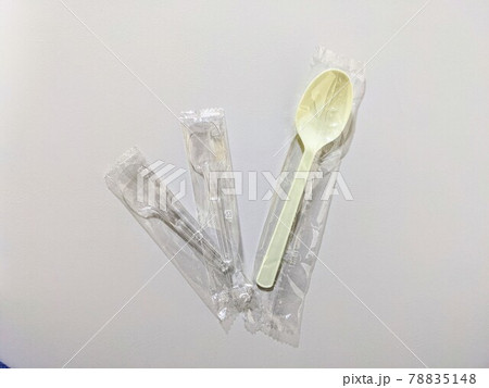 袋に入ったプラスチック製のスプーン 袋に入ったプラスチック製のスプーン 78835148