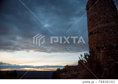 アメリカのアリゾナ州のグランドキャニオン国立公園のデザートビュー展望塔の夕日景色 78836101