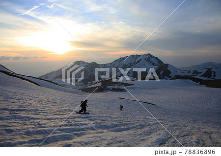 室堂の夕日とスノーボーダー 78836896