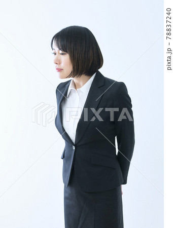 真剣な表情で覗き込むビジネスウーマン 78837240