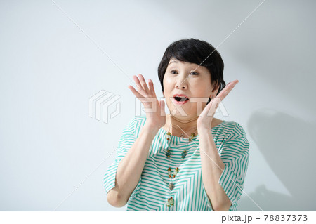 驚くシニア女性　びっくり 78837373