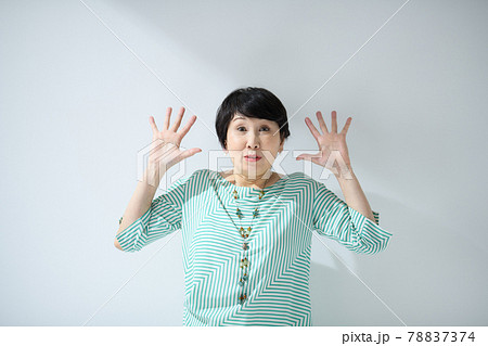 驚くシニア女性 びっくり 驚くシニア女性 びっくり 78837374
