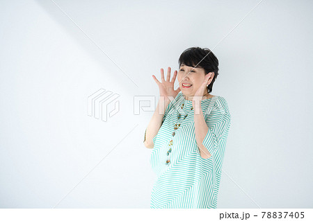 驚くシニア女性 びっくり 驚くシニア女性 びっくり 78837405