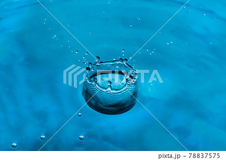 Water splash close-up. Drop of water. Blue water drop. Falling water. 78837575