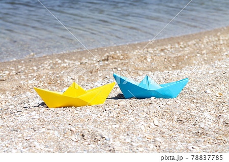 Colorful paper origami boats on summer beach Colorful paper origami boats on summer beach 78837785