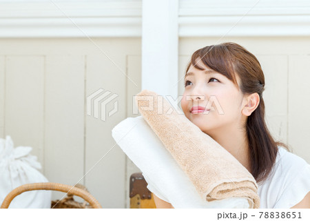 洗濯物のタオルを持つリラックスした女性 洗濯物のタオルを持つリラックスした女性 78838651