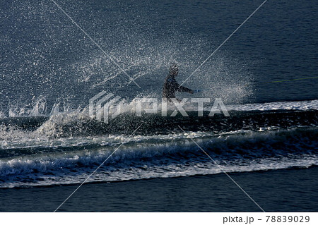 大芝島を拠点にウエイクボードを楽しむ人 78839029