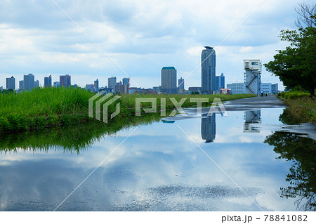 雨上がりの荒川の土手と水たまりに映える景観　高層ビル　芝川水門　都市農業公園横 78841082