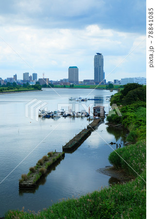 鹿浜橋より梅雨の谷間の荒川と川口元郷の住宅街を望む 78841085
