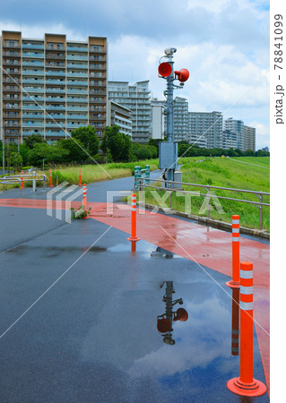 梅雨の谷間の川原に青い空 防災行政無線チャイム 住宅街 梅雨の谷間の川原に青い空 防災行政無線チャイム 住宅街 78841099
