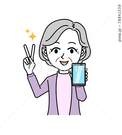 スマホを持ってピースサインをするシニア 女性 78841539