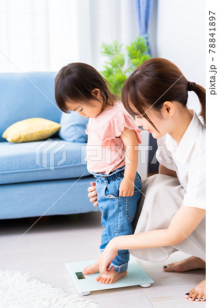 体重を計る女の子 78841897