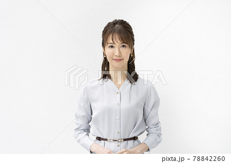 カメラ目線の30代前半の女性　ポートレート 78842260