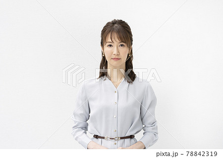 カメラ目線の30代前半の女性　ポートレート 78842319