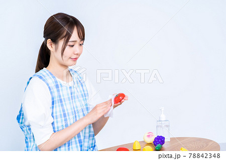 おもちゃを消毒する保育士の女性 78842348