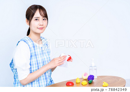 おもちゃを消毒する保育士の女性 78842349