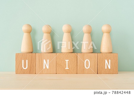 連合、合併、ユニオン｜「UNION」と書かれた積み木と人型のオブジェ 78842448