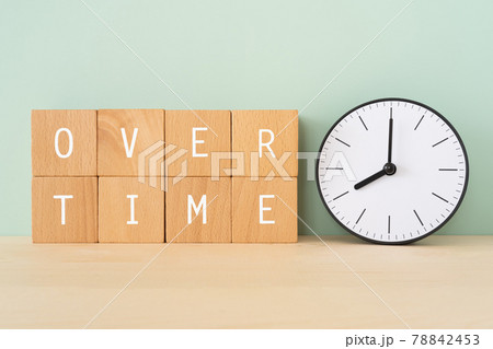 残業｜「OVER TIME」と書かれた積み木と時計 78842453