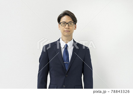 メガネをかけたスーツ姿の30代の男性　カメラ目線　ポートレート 78843326