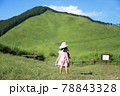 草原に立つ女の子 78843328