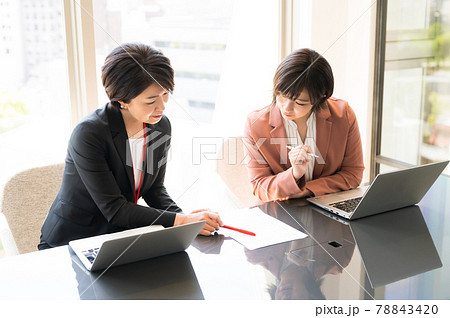 オフィスで書類を確認するミドルと若い二人の女性 撮影協力「＋SHIFT NOGIZAKA」 78843420