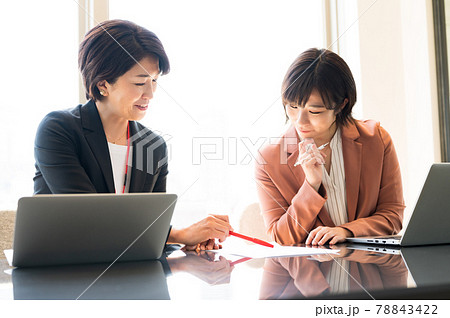 オフィスで書類を確認するミドルと若い二人の女性 撮影協力「+SHIFT NOGIZAKA」 オフィスで書類を確認するミドルと若い二人の女性 撮影協力「+SHIFT NOGIZAKA」 78843422