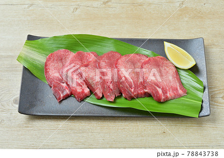 郷土料理、地元グルメ、仙台の牛タン(焼肉用の生肉、未加熱)。 郷土料理、地元グルメ、仙台の牛タン(焼肉用の生肉、未加熱)。 78843738
